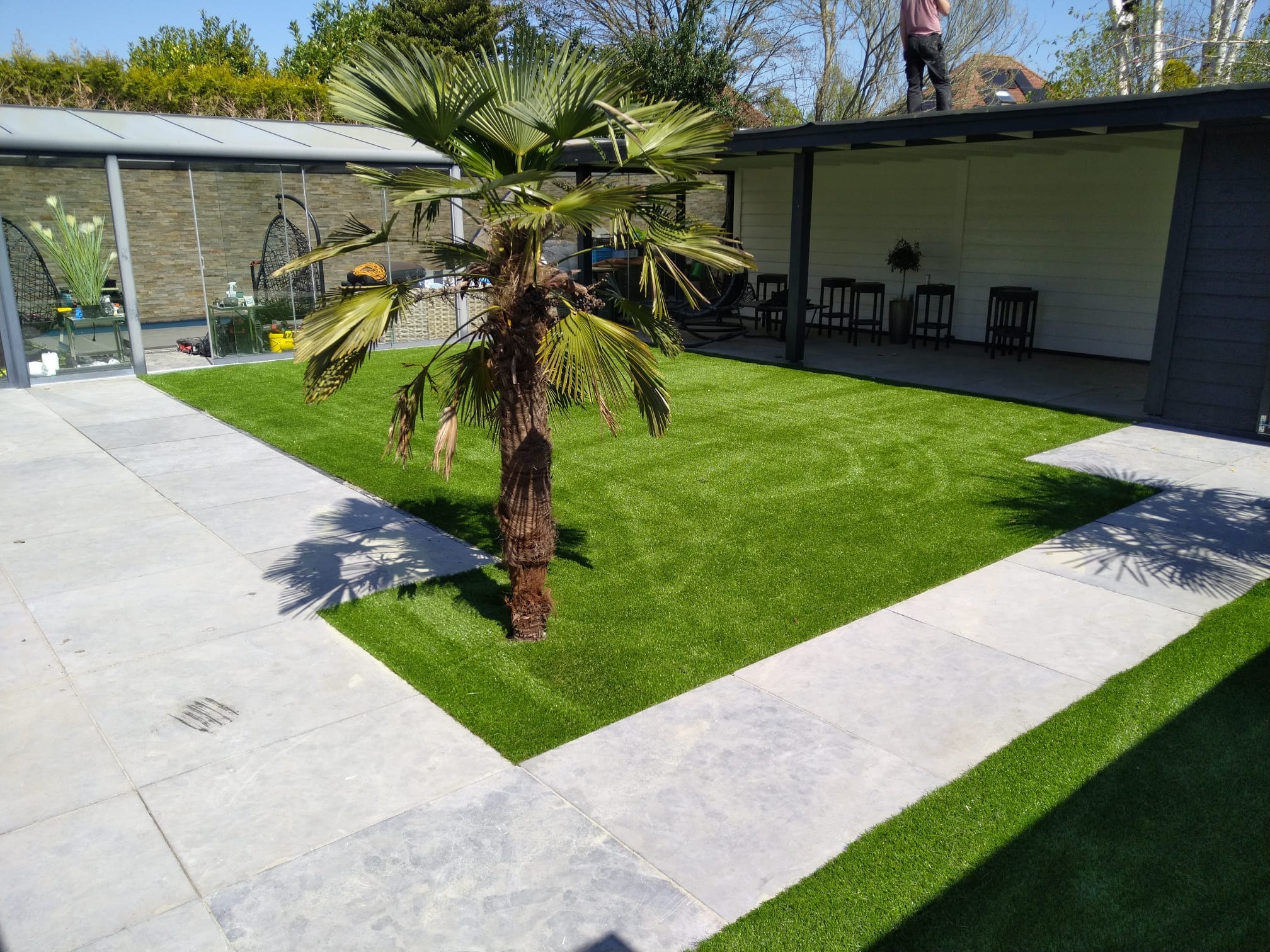 3 tips om kunstgras in topconditie te houden tijdens de warme zomerdagen